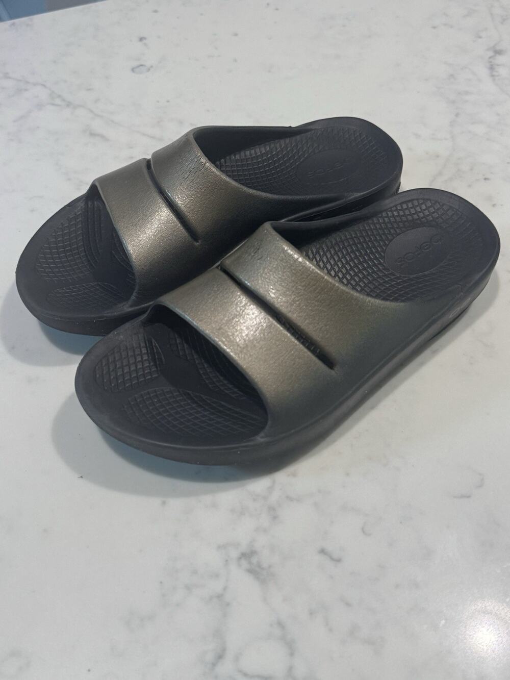 Womens OOFOS Ooahh Luxe Latte Gold Black Sandals Slides Recovery Shoes Size 7